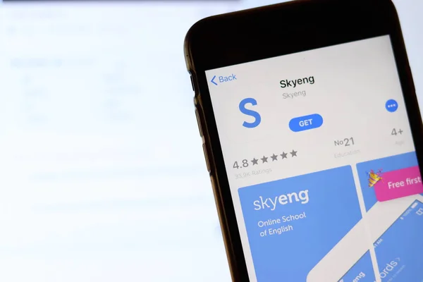 Los angeles, kalifornien, usa - 26. November 2019: Skyeng-Symbol auf Telefonbildschirm mit Logo auf verschwommenem Hintergrund, illustrierender Leitartikel — Stockfoto