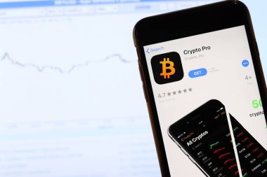 Monitörde Crypto Pro simgesi olan telefon laptopta bulanık web sitesini kapat. Los Angeles, California, Usa - 30 Kasım 2019, Illustrative Editorial