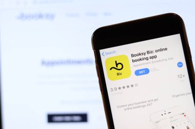 Booksy Biz simgesiyle telefon ekranda. Bilgisayarda bulanık web sitesini kapatın. Los Angeles, California, Usa - 30 Kasım 2019, Illustrative Editorial