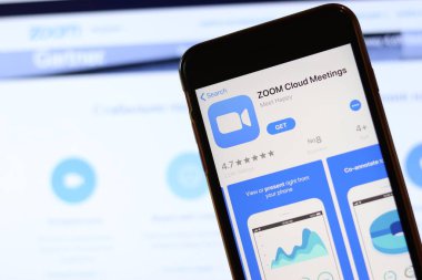 Zoom Cloud Meetings simgesiyle telefon ekranda. Bilgisayarda bulanık web sitesini kapatın. Los Angeles, California, Usa - 30 Kasım 2019, Illustrative Editorial