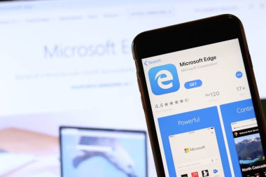 Ekranda Microsoft Edge simgesi olan telefon laptopta bulanık web sitesini kapatın. Los Angeles, California, Usa - 30 Kasım 2019, Illustrative Editorial