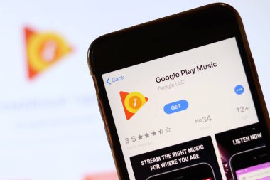 Bilgisayarında bulanık web sitesi olan Google Play Music simgesi olan telefon ekranda. Los Angeles, California, Usa - 30 Kasım 2019, Illustrative Editorial