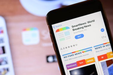 Ekranda Smartnews uygulama simgesi olan telefon laptopta bulanık web sitesini kapatın. Los Angeles, California, Usa - 30 Kasım 2019, Illustrative Editorial