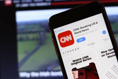Bilgisayarında bulanık web sitesi olan ekranda Cnn uygulama simgesi olan bir telefon. Los Angeles, California, Usa - 30 Kasım 2019, Illustrative Editorial