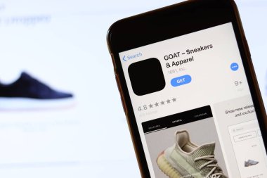 Ekranda Goat Sneakers uygulama simgesi olan telefon laptopta bulanık web sitesini kapatın. Los Angeles, California, Usa - 30 Kasım 2019, Illustrative Editorial