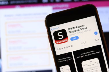 Bilgisayarında bulanık web sitesi olan Shein uygulaması simgesi olan telefon ekranda. Los Angeles, California, Usa - 30 Kasım 2019, Illustrative Editorial