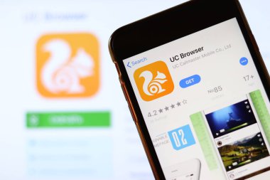 Ekranda Uc Tarayıcı simgesi olan telefon laptopta bulanık web sitesini kapatın. Los Angeles, California, Usa - 30 Kasım 2019, Illustrative Editorial
