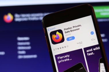 Ekranda Firefox tarayıcı simgesi olan telefon laptopta bulanık web sitesini kapatın. Los Angeles, California, Usa - 30 Kasım 2019, Illustrative Editorial