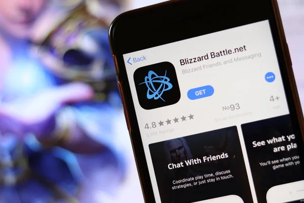 Telefon z ikoną Blizzard Battle.Net na ekranie z bliska ze stroną rozmycia na laptopie. Los Angeles, California, Usa - 30 November 2019, Illustrative Editorial — Zdjęcie stockowe