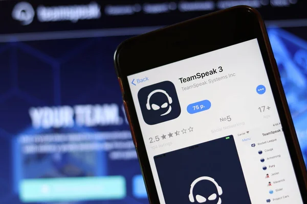 Телефон з іконою Teamtalk 3 на екрані закритий з розмитим веб-сайтом на ноутбуці. Los Angeles, California, Usa - 30 November 2019, Illustrative Editorial — стокове фото