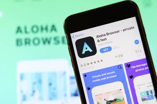 Телефон з іконою Aloha Browser на екрані, закритий з розмитим веб-сайтом на ноутбуці. Los Angeles, California, Usa - 30 November 2019, Illustrative Editorial — стокове фото