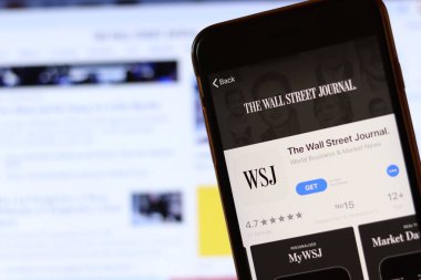Ekranda Wall Street Journal simgesi olan telefon laptopta bulanık web sitesini kapat. Los Angeles, California, Usa - 30 Kasım 2019, Illustrative Editorial