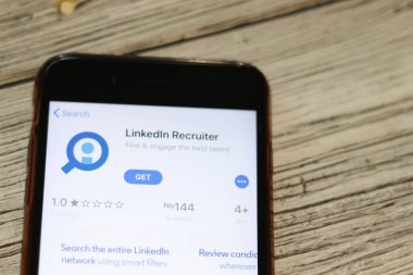 Linkedin Askere Alma logosunun olduğu telefon ekranın üst görüntüsünde, yakın plan. Los Angeles, California, Usa - 9 Kasım 2019, Illustrative Editorial