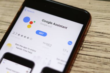 Üstünde Google Asistan logosu olan telefon ekranın en üst görüntüsünde. Los Angeles, California, Usa - 9 Kasım 2019, Illustrative Editorial