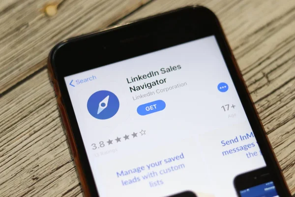 Linkedin Satış Navigator logosunun olduğu telefon ekranın üst görüntüsünde. Los Angeles, California, Usa - 9 Kasım 2019, Illustrative Editorial