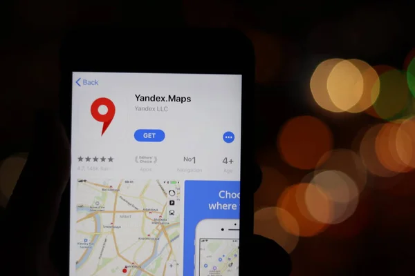 Телефон с иконкой Yandex Maps на экране с размытым фоном. Лос-Анджелес, штат Калифорния, США - 30 ноября 2019 года — стоковое фото