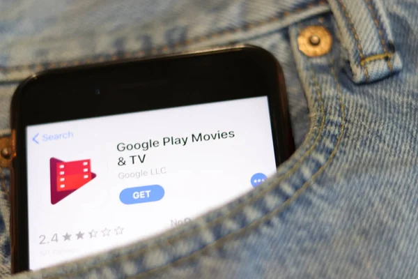 Telefon a Google Play filmekkel és Tv ikonnal a képernyőn kék farmerzsebben közelkép. Los Angeles, California, USA - 2019. november 30., Illusztratív szerkesztőség — Stock Fotó