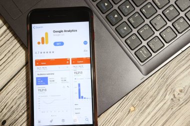 Los Angeles, California, Usa - 3 Aralık 2019: Google Analitik Uygulama Logosu telefon ekranında düz dizüstü bilgisayarı ile, Illustrative Editorial