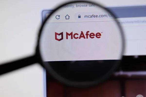 Los Angeles, Californie, États-Unis - 3 décembre 2019 : Page du site McAfee. logo mcafee.com sur l'écran d'affichage, Illustrative Editorial — Photo