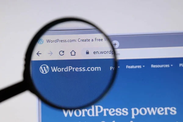 Los Angeles, California, USA - 3 December 2019: WordPress website page. Wordpress.com logo on display screen, Illustrative Editorial — 图库照片