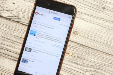 Los Angeles, California, Usa - 4 Aralık 2019: Reddit web sitesi telefon ekranında fotokopi alanı, İllüstrasyon Editörü