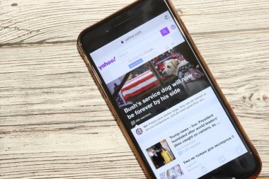 Los Angeles, California, Usa - 4 Aralık 2019: Yahoo web sitesi telefon ekranı üst görünümü fotokopi alanı, Illustrative Editorial