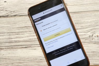 Los Angeles, California, Usa - 4 Aralık 2019: Amazon web sitesi telefon ekranı üzerinde fotokopi alanı, Illustrative Editorial