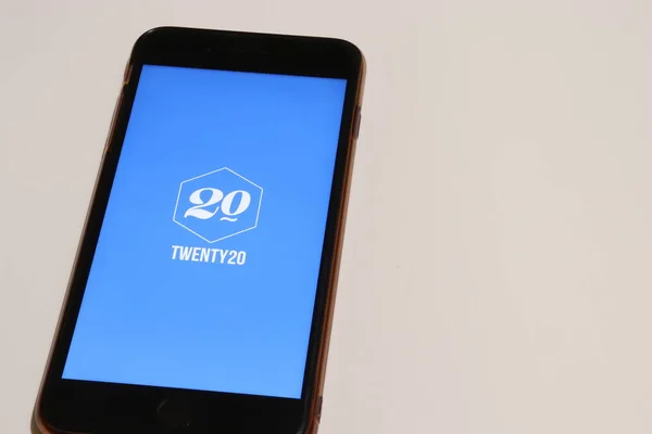 Los Angeles, California, Usa - 4 грудня 2019: Twenty20 App Icon на телефонному екрані на білому тлі, Illustrative Editorial — стокове фото