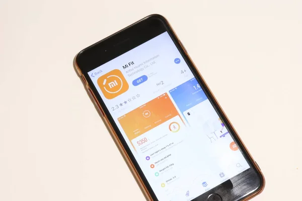 Los angeles, kalifornien, usa - 4 dezember 2019: mi fit app store icon on phone screen top view on white background, illustrative redaktion. — Stockbild Los angeles, kalifornien, usa - 4 dezember 2019: mi fit app store icon on phone screen top view on white background, illustrative redaktion — Stockfoto