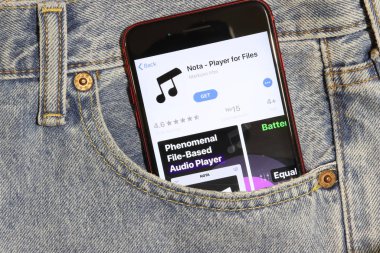 Los Angeles, California, Usa - 5 Aralık 2019: Kot pantolonun cebindeki telefon ekranında Nota uygulama simgesi. Açık kot arka planlı İphone 'daki Uygulama Mağazası logosu, Resimli Editör