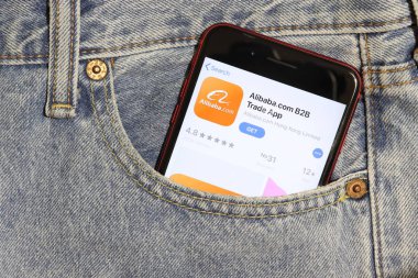 Los Angeles, California, Usa - 5 Aralık 2019: Alibaba B2b uygulama simgesi telefon ekranında kot pantolonun cebinde. Açık kot arka planlı İphone 'daki Uygulama Mağazası logosu, Resimli Editör