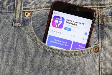 Los Angeles, California, Usa - 5 Aralık 2019: Smule The Social Singing uygulama simgesi telefon ekranında kot pantolonun cebinde. Açık kot arka planlı İphone 'daki Uygulama Mağazası logosu, Resimli Editör