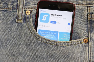 Los Angeles, California, Usa - 5 Aralık 2019: Kot pantolonun cebindeki telefon ekranında çalışan uygulama simgesi. Açık kot arka planlı İphone 'daki Uygulama Mağazası logosu, Resimli Editör