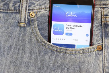 Los Angeles, California, Usa - 5 Aralık 2019: Sakin Meditasyon ve Uyku uygulaması simgesi telefon ekranında kot pantolonun cebinde. Açık kot arka planlı İphone 'daki Uygulama Mağazası logosu, Resimli Editör