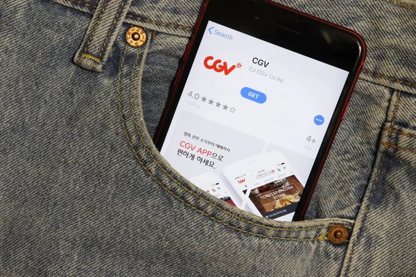 Los Angeles, Califórnia, EUA - 5 de dezembro de 2019: ícone do aplicativo CGV na tela do telefone no bolso azul jeans. Logotipo da App Store no Iphone com fundo de denim leve, Editorial Ilustrativo — Fotografia de Stock