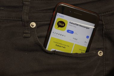 Saint-Petersburg, Rusya - 6 Aralık 2019: Cebinde Kakaotalk Messenger simgesi bulunan cep telefonu ekranı, İllüstrasyon Editörü