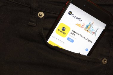 Saint-Petersburg, Rusya - 6 Aralık 2019: Cebinde Expedia uygulama simgesi bulunan cep telefonu ekranı, İllüstrasyon Editörü