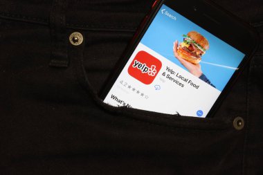 Saint-Petersburg, Rusya - 6 Aralık 2019: Cebinde Yelp uygulaması simgesi bulunan cep telefonu ekranı, İllüstrasyon Editörü