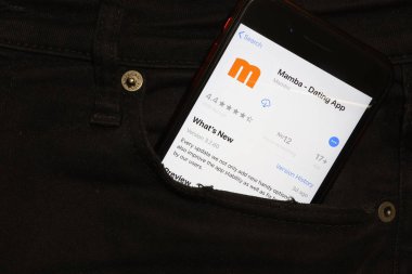 Saint-Petersburg, Rusya - 6 Aralık 2019: Cep telefonunda Mamba Flört uygulaması simgesi olan cep telefonu ekranı, İllüstrasyon Editörü