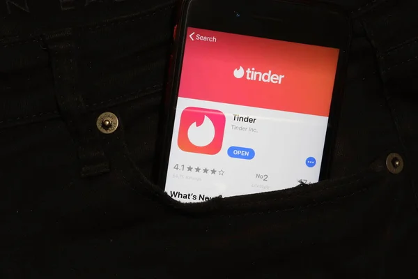 Saint-Petersburg, Rússia - 6 de dezembro de 2019: Tela do celular com ícone Tinder no bolso close-up, Editorial Ilustrativo — Fotografia de Stock