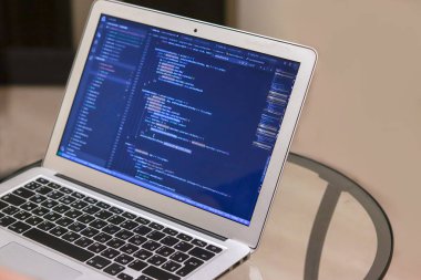 Bu konsept. Kod ya da senaryo yazılımlı dizüstü bilgisayar. Uygulama geliştirme. Profesyonel programlama