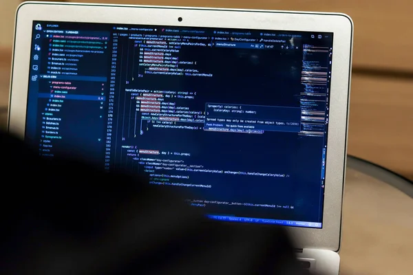 Program kodlu omuzdan dizüstü bilgisayara bak. Yazılım derlemesi. Serbest çalışma projesinin geliştirme süreci. Öğrenme programı ve web uygulaması oluşturma kavramı