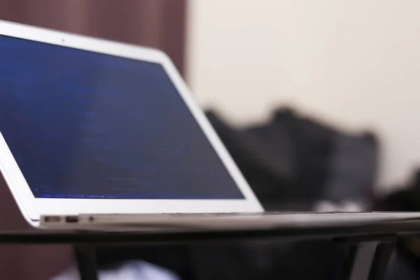 탁자 위에 빈 디스플레이 화면 이 있는 노트북. 프리랜서 개념으로 집에서 일하는 거죠. 원문을 위한 복사 공간 — 스톡 사진