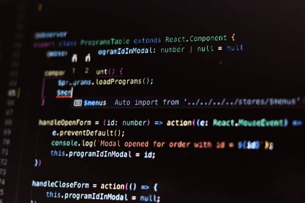 진짜 프로그램 코드 클로즈업. 랩탑 화면의 어두운 배경에 있는 코드 줄 — 스톡 사진