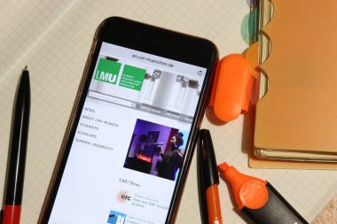 Los Angeles, California, Usa - 7 Aralık 2019: Lmu Münih web sitesinin yakın plan sayfasıyla cep telefonu ekranı. Yükseköğretim Kabul ve Genel Bakış konsepti, İllüstrasyon Editörü