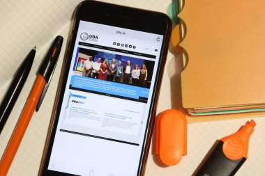 Los Angeles, California, Usa - 7 Aralık 2019: Universidad de Buenos Aires Uba web sitesinin yakın plan sayfası ile cep telefonu ekranı. Yükseköğretim Kabul ve Genel Bakış konsepti, İllüstrasyon Editörü
