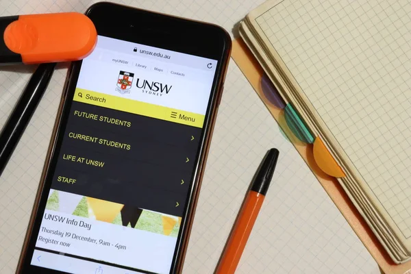 Los Angeles, California, USA - 7 December 2019: Phone screen with University of New South Wales UNSW Sydney website page close-up. Higher education admission concept, Illustrative Editorial — Stock Photo, Image