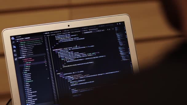 Coder développant le programme sur le gros plan d'ordinateur portable. Code réel sur l'écran de l'ordinateur. Concept informatique avec espace de copie 