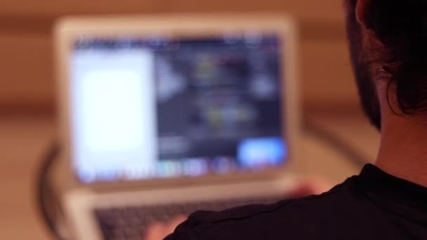 编码员坐在他的笔记本电脑和编程前 背景模糊的笔记本电脑 复制空间 — 图库视频影像