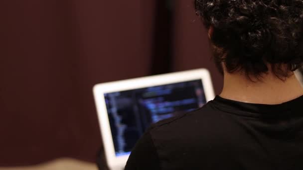 Freelancer Trabalhando Casa Laptop Com Tela Embaçada Processo Codificação Compilação — Vídeo de Stock